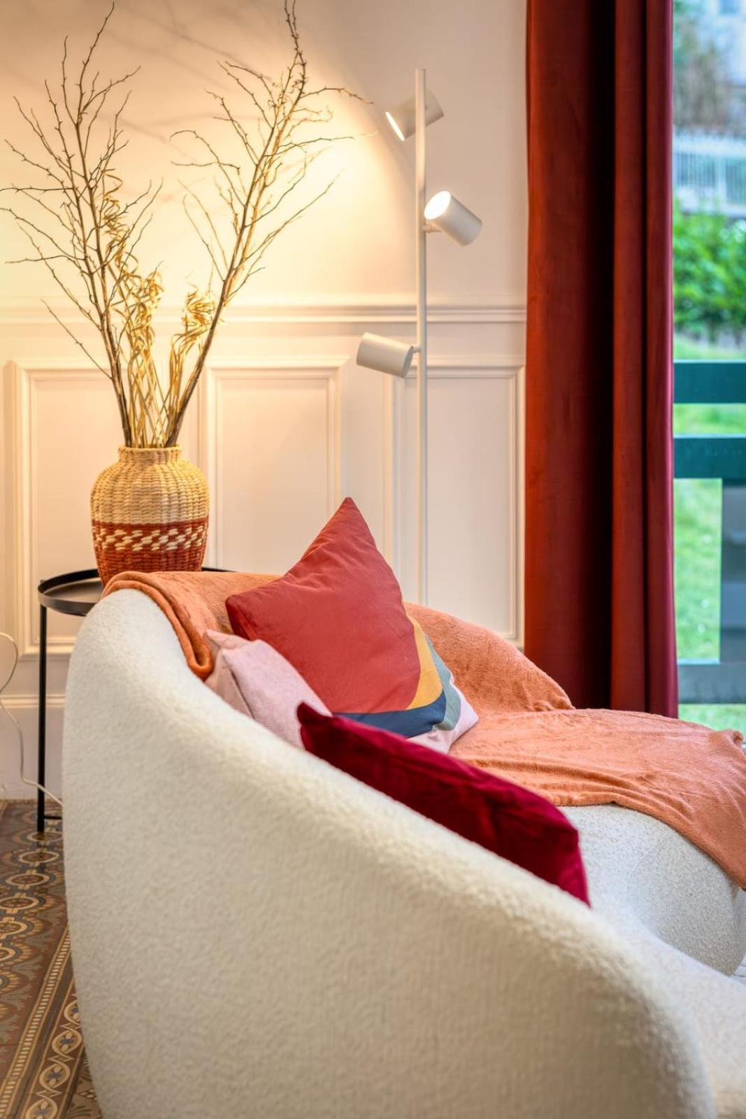 Appartamento Rose Ecrin De Charme Avec Parking Terrasse Privee Et Jardin Partage Grand-Couronne Esterno foto